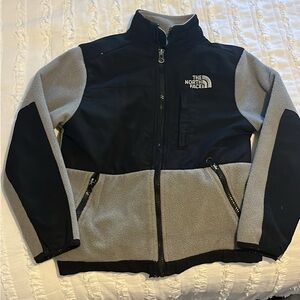 The north face boys size 8 grey and black fleece jacket.perfect condition.